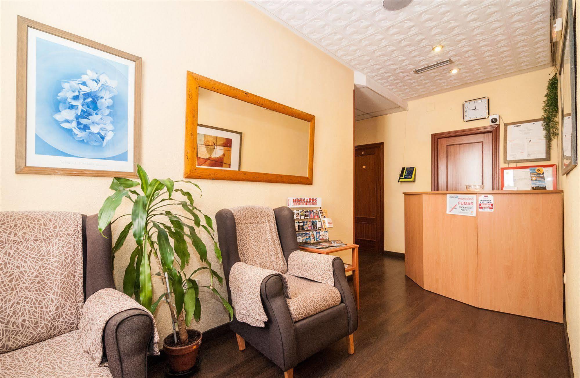 Hostal Gallardo Madrid Bagian luar foto