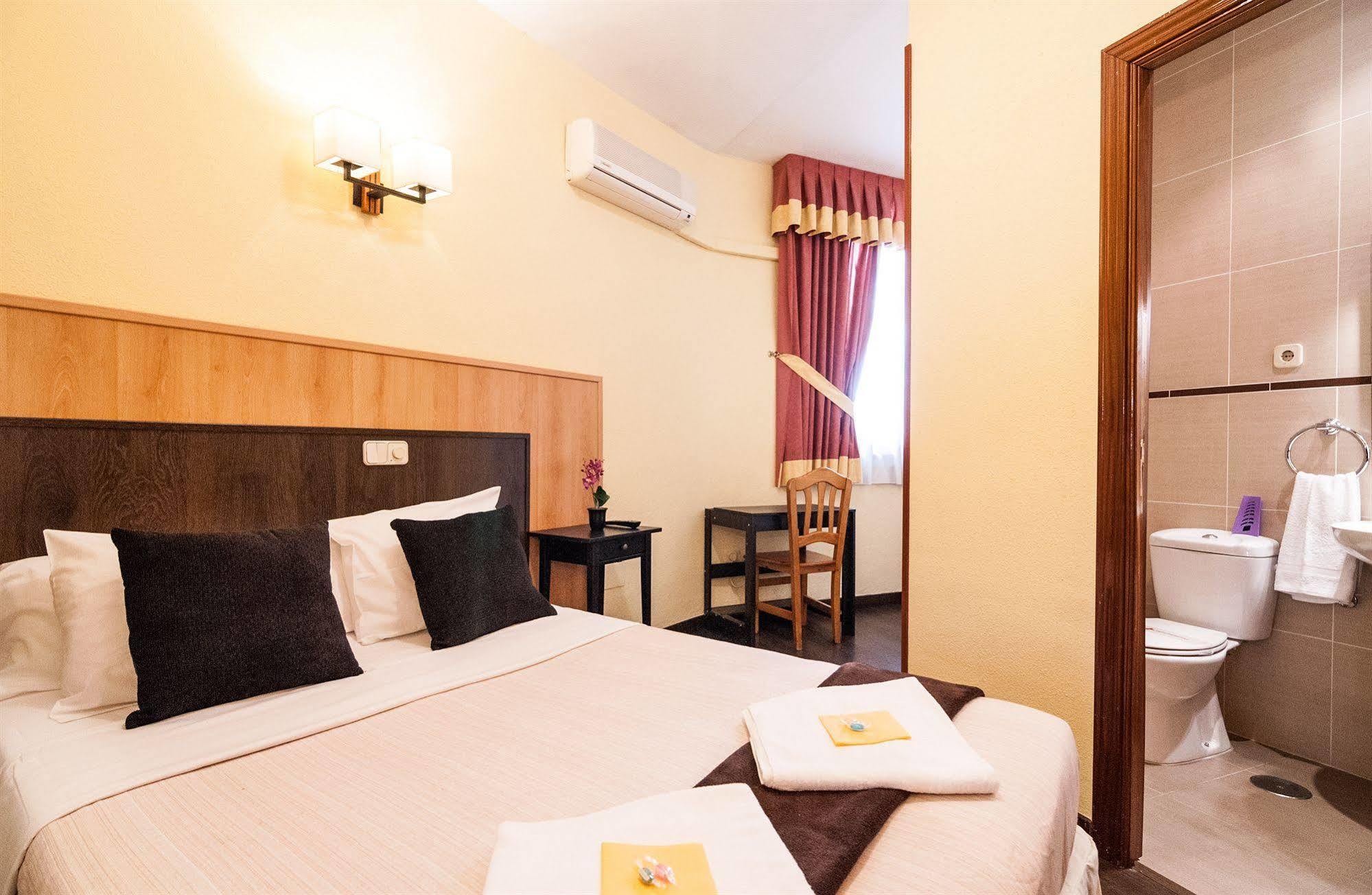 Hostal Gallardo Madrid Bagian luar foto