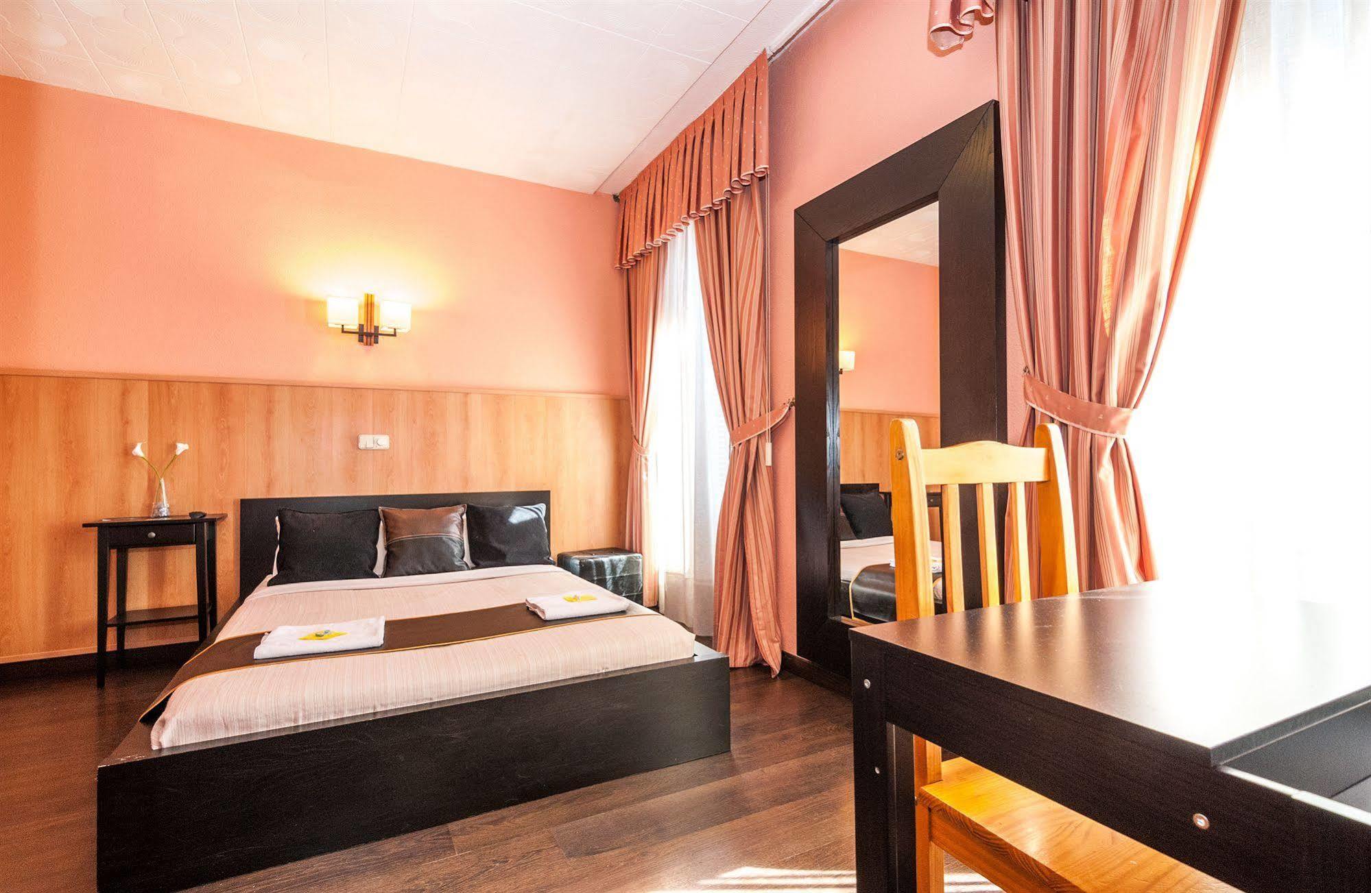 Hostal Gallardo Madrid Bagian luar foto