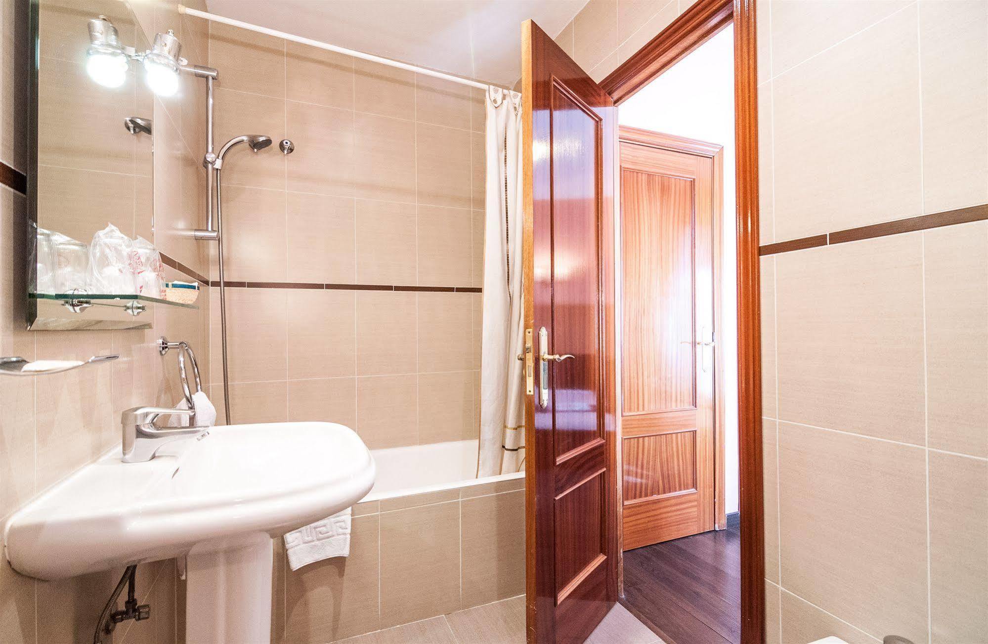 Hostal Gallardo Madrid Bagian luar foto