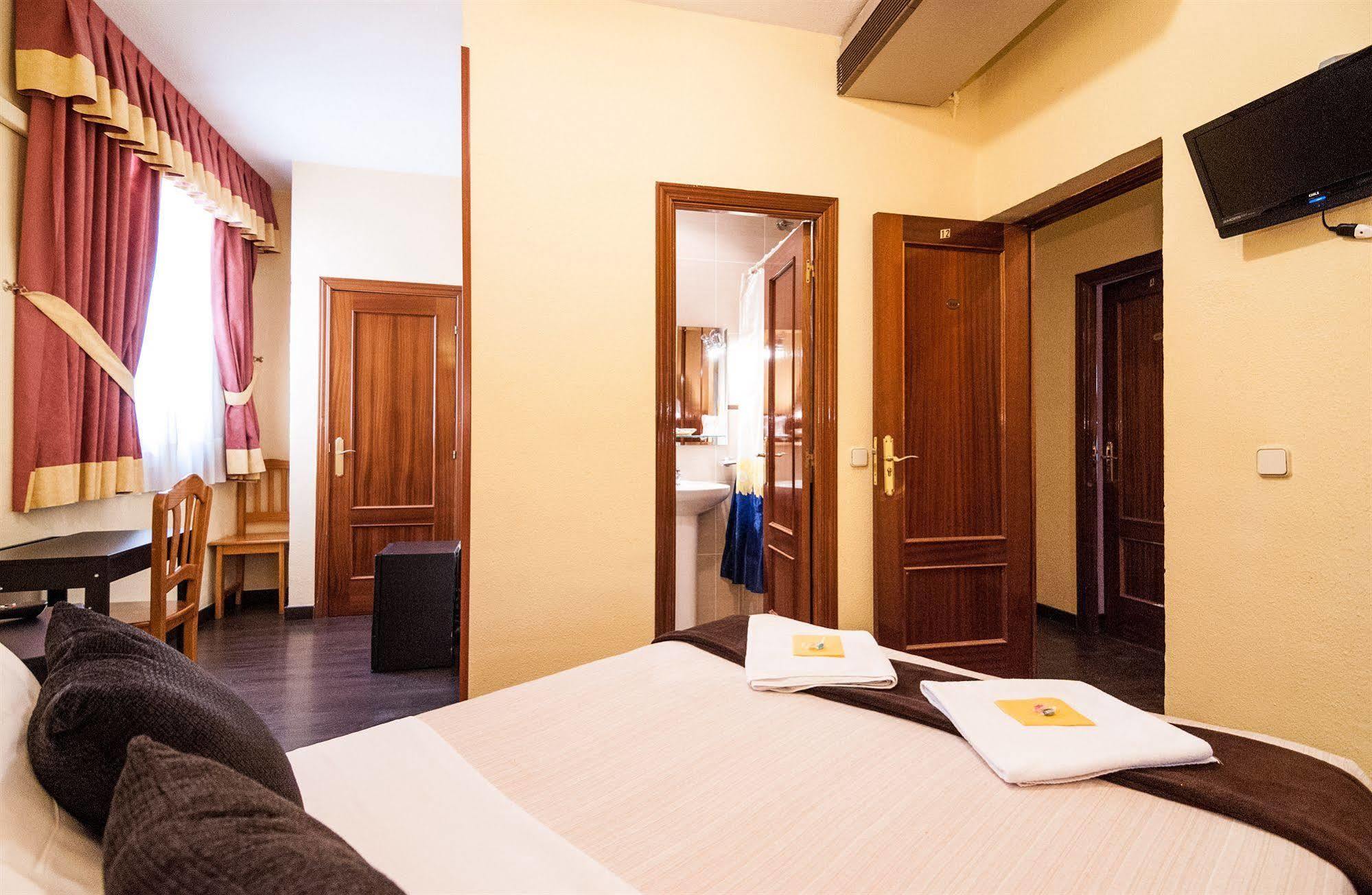Hostal Gallardo Madrid Bagian luar foto