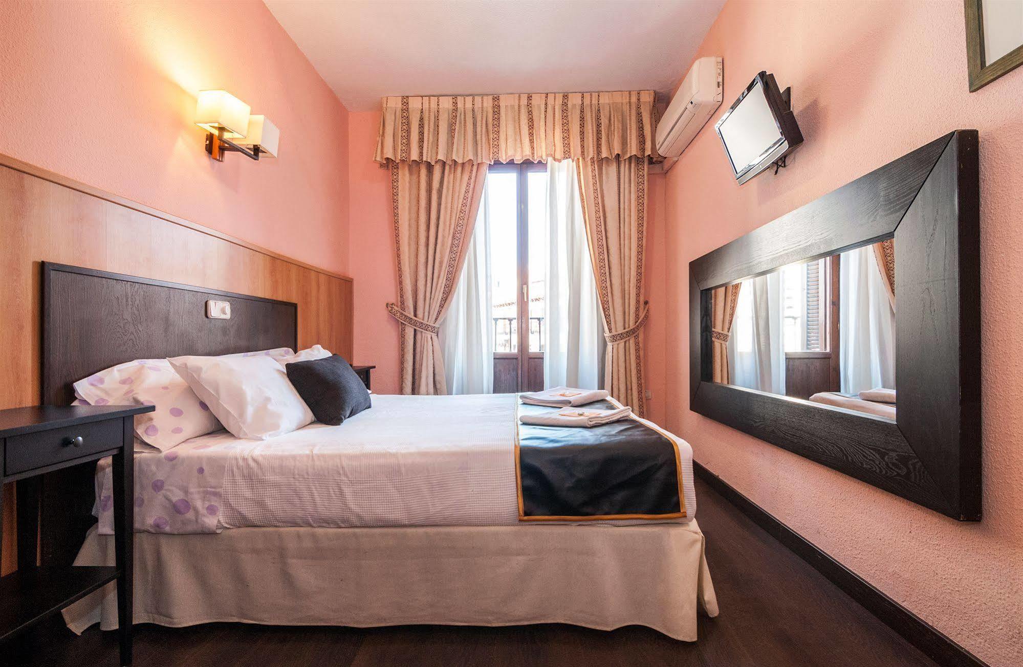 Hostal Gallardo Madrid Bagian luar foto