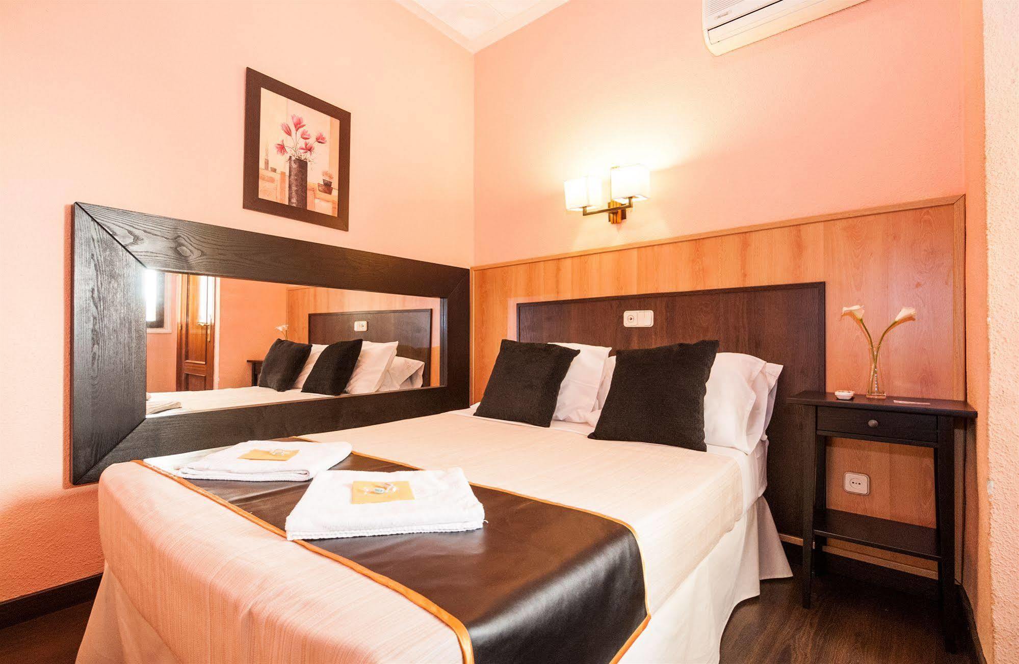 Hostal Gallardo Madrid Bagian luar foto