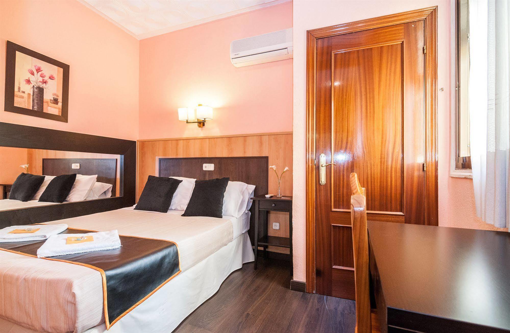 Hostal Gallardo Madrid Bagian luar foto