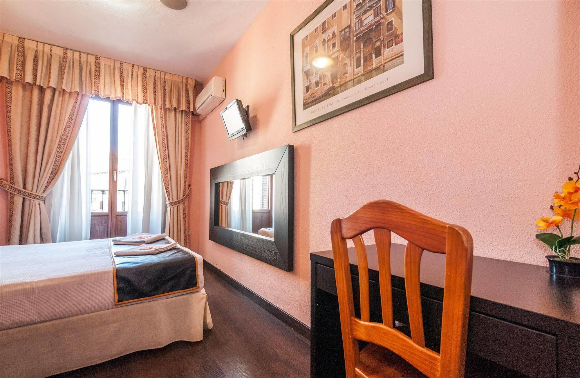 Hostal Gallardo Madrid Bagian luar foto