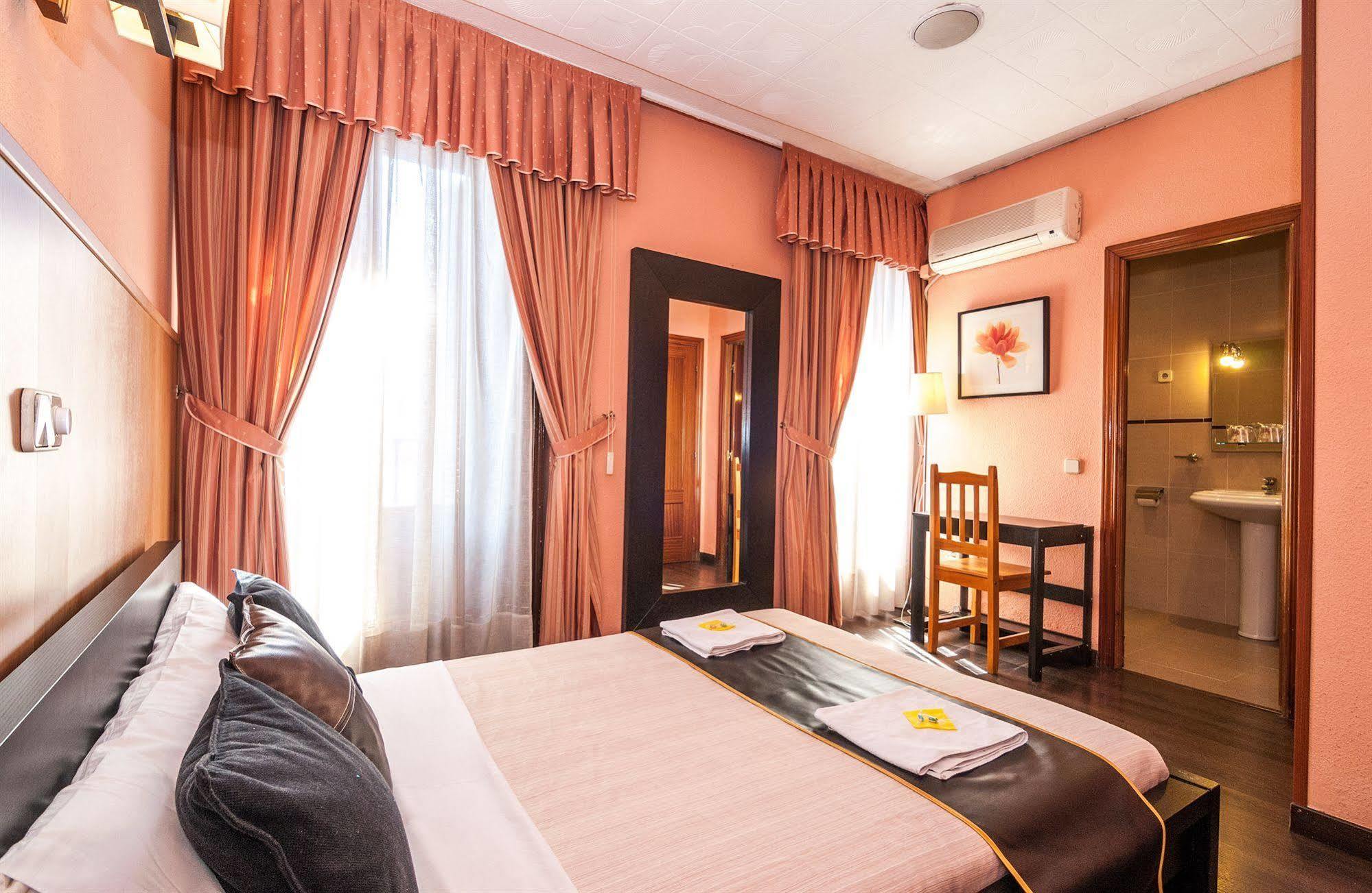 Hostal Gallardo Madrid Bagian luar foto