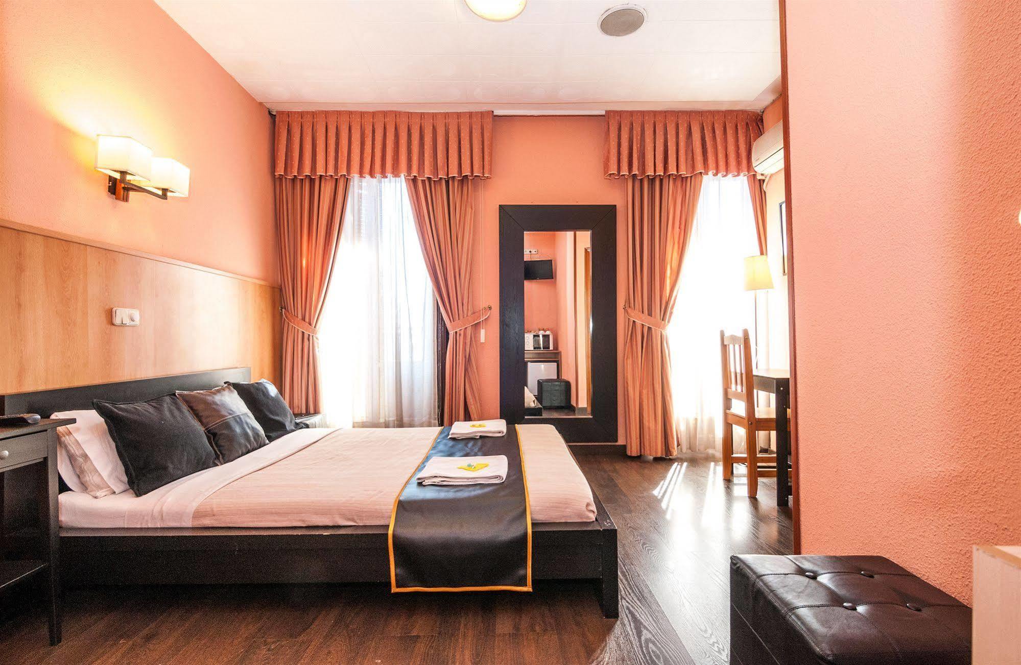 Hostal Gallardo Madrid Bagian luar foto