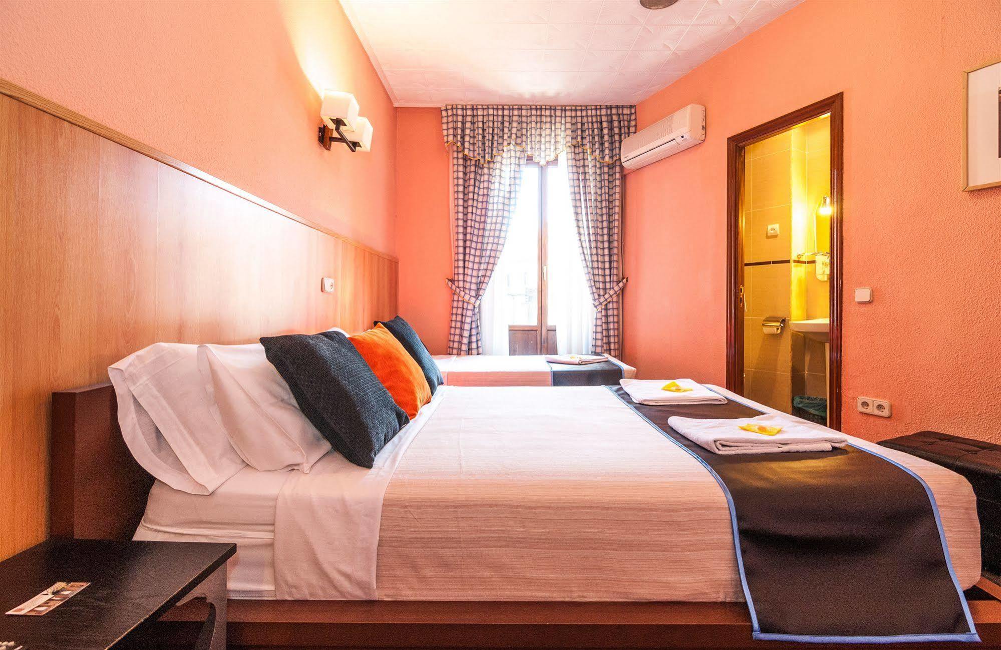 Hostal Gallardo Madrid Bagian luar foto