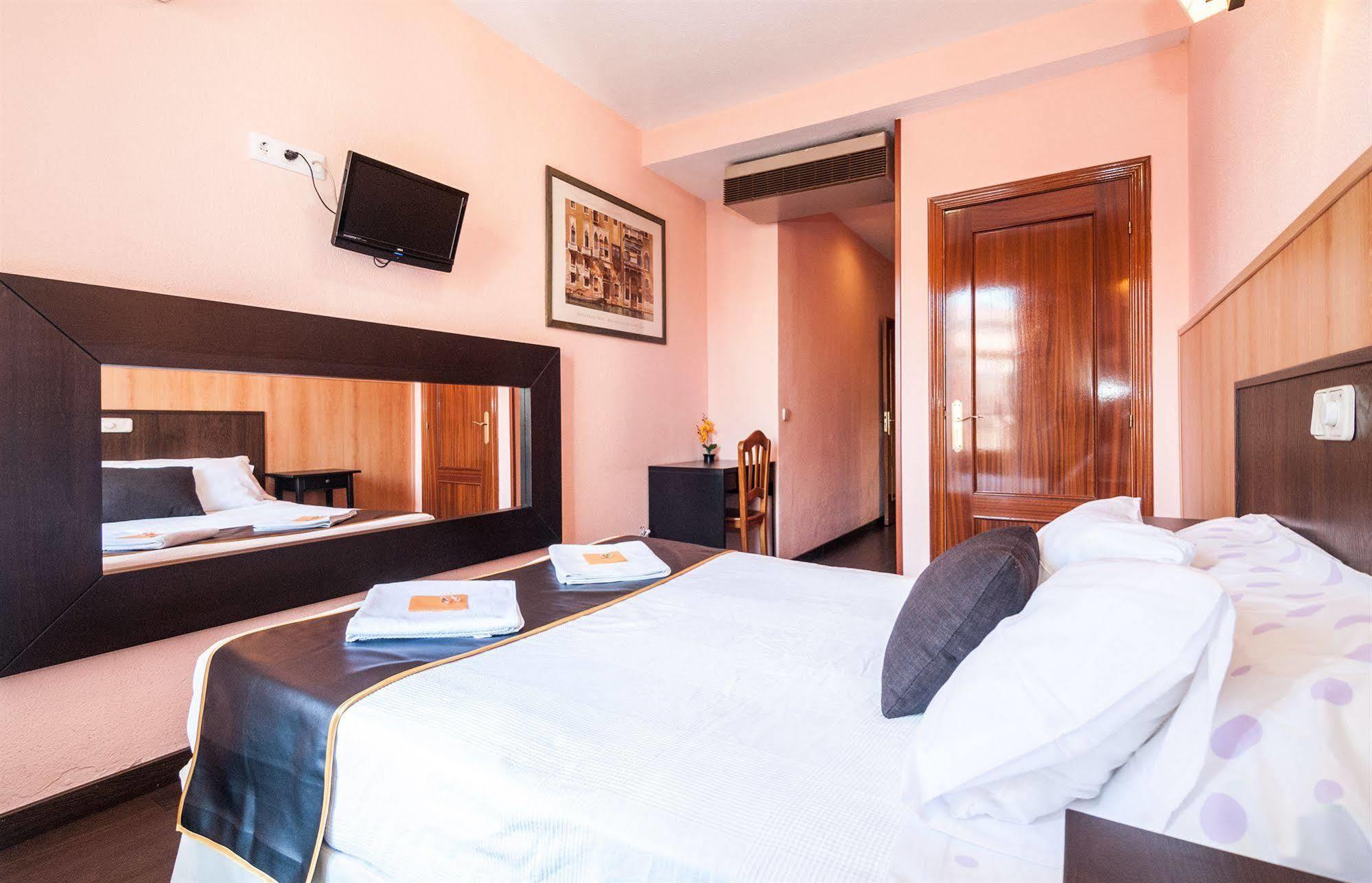 Hostal Gallardo Madrid Bagian luar foto