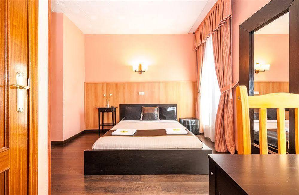 Hostal Gallardo Madrid Bagian luar foto
